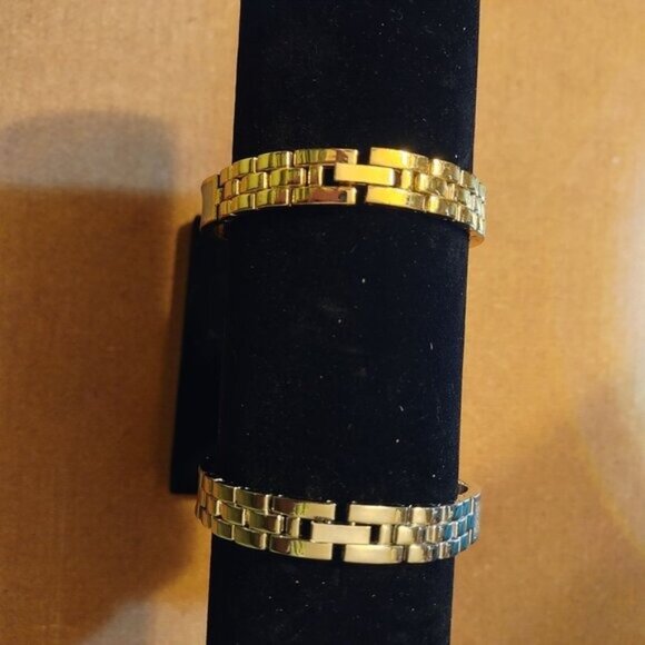 Set Of 2 Womens Glitter Dial And Gold-Tone Bracelet Watches-LIKE NEW-WORKS - Picture 3 of 5